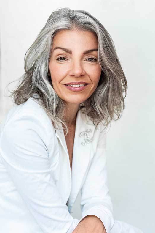 Frauenportrait-ueber40-Hamburg Portrait von grauhaariger Frau über 50